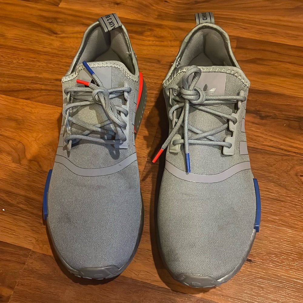 Men’s 9.5 ADIDAS sneakers